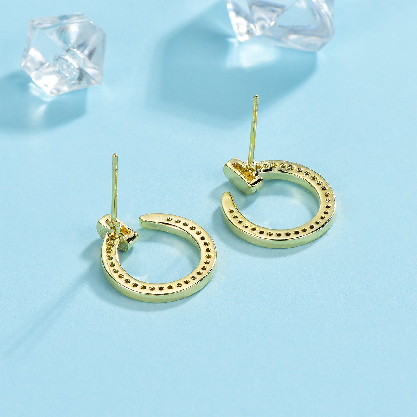 Simple, exquisite, cold style, short earrings, temperament, niche design, crescent earrings, 925 silver needle short